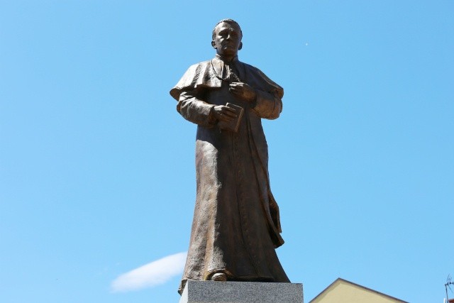Poświęcenie pomnika św. abp. Bilczewskiego w Wilamowicach