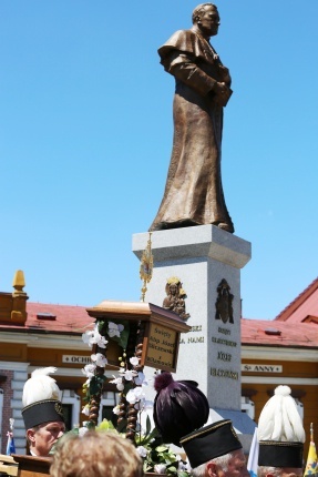 Poświęcenie pomnika św. abp. Bilczewskiego w Wilamowicach