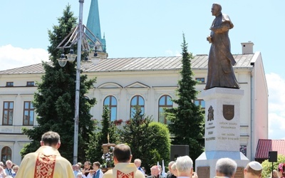 Poświęcenie pomnika św. abp. Bilczewskiego w Wilamowicach