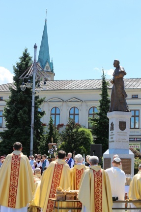 Poświęcenie pomnika św. abp. Bilczewskiego w Wilamowicach