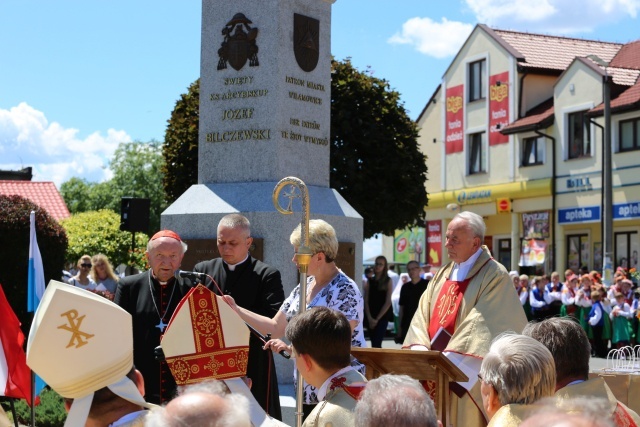 Poświęcenie pomnika św. abp. Bilczewskiego w Wilamowicach