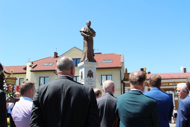 Poświęcenie pomnika św. abp. Bilczewskiego w Wilamowicach
