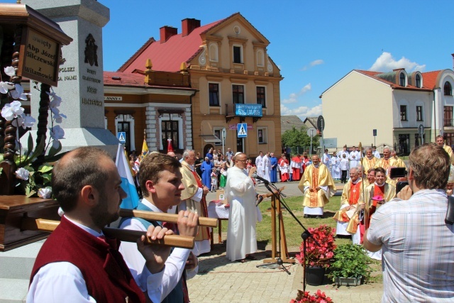 Poświęcenie pomnika św. abp. Bilczewskiego w Wilamowicach