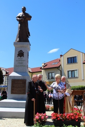 Poświęcenie pomnika św. abp. Bilczewskiego w Wilamowicach