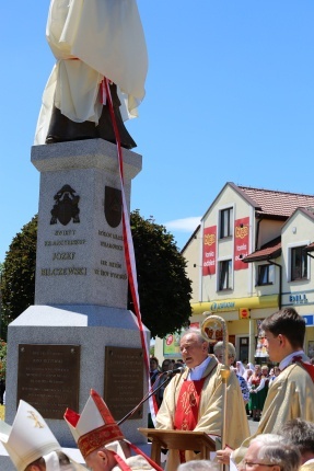 Poświęcenie pomnika św. abp. Bilczewskiego w Wilamowicach