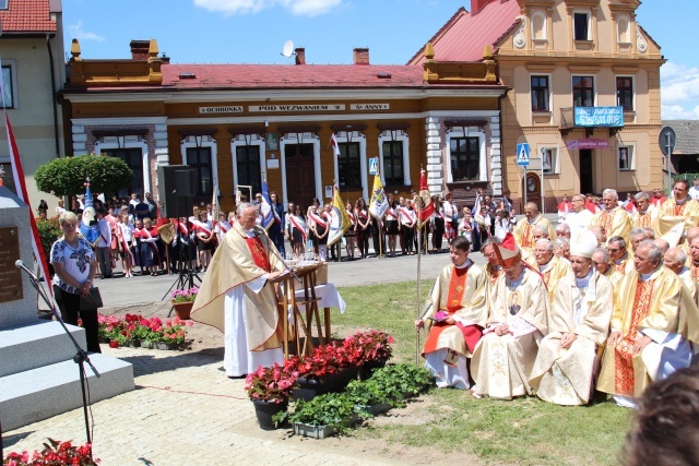 Poświęcenie pomnika św. abp. Bilczewskiego w Wilamowicach