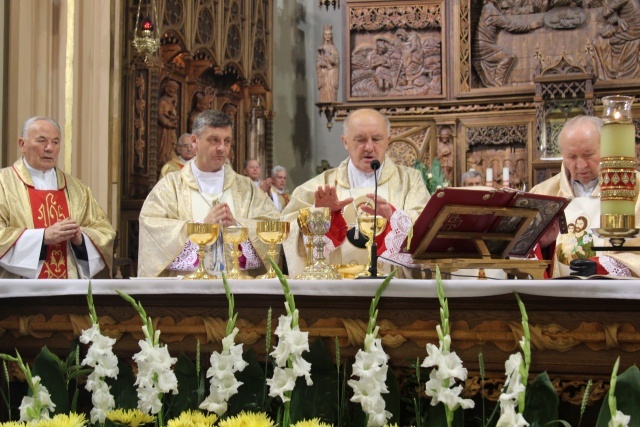 Poświęcenie pomnika św. abp. Bilczewskiego w Wilamowicach