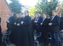 Klerycy na pielgrzymce w Zabawie.