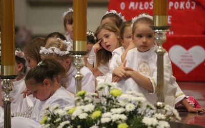Dzieci podczas Mszy św. w katedrze