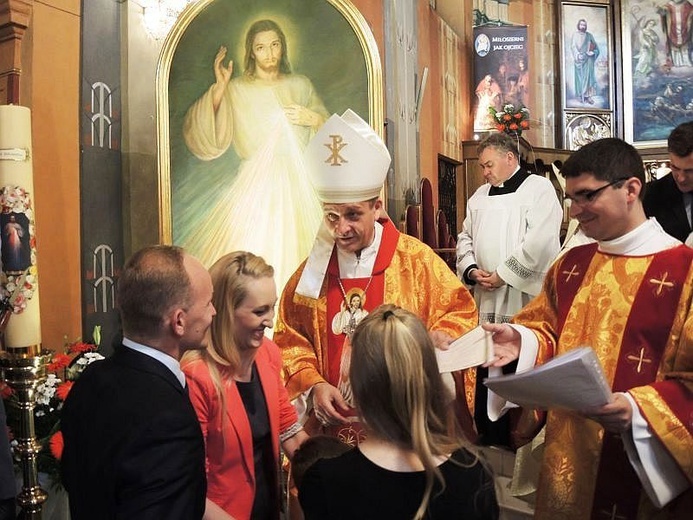 Na ręce księży biskupów mieszkańcy diecezji składali swoje świadectwa doświadczenia Bożego Miłosierdzia w czasie peregrynacji