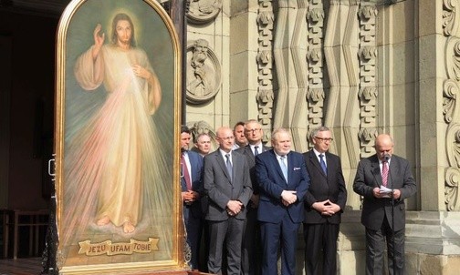 Samorządowcy i parlamentarzyści przy obrazie Jezusa Miłosiernego przed katedrą
