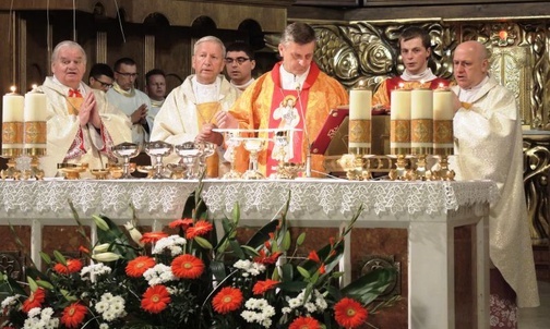 Przy ołtarzy od lewej: bo Tadeusz Rakoczy, bp Jan Zajac, bp Roman Pindel i bp Piotr Greger; z tyłu - księża diakoni