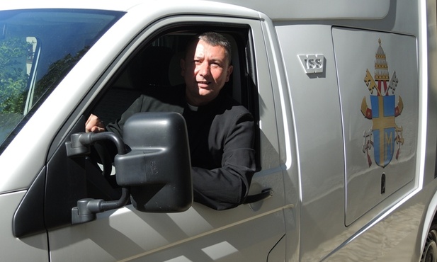 Ks. Roman Kanafek przywiózł Znaki Miłosierdzia do każdej parafii w diecezji