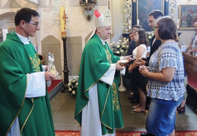 Pobłogosławienie nowej chrzcielnicy w Simoradzu