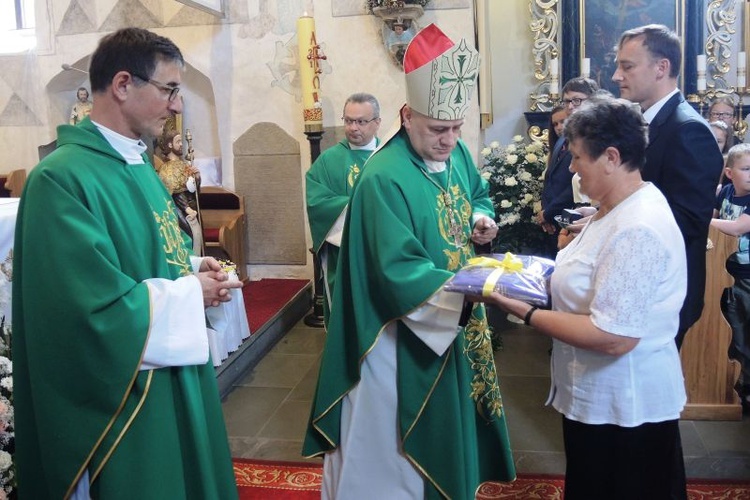 Pobłogosławienie nowej chrzcielnicy w Simoradzu