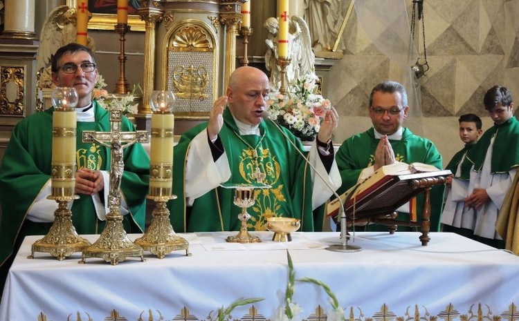 Pobłogosławienie nowej chrzcielnicy w Simoradzu