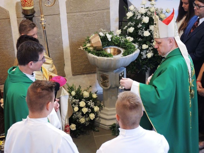 Pobłogosławienie nowej chrzcielnicy w Simoradzu