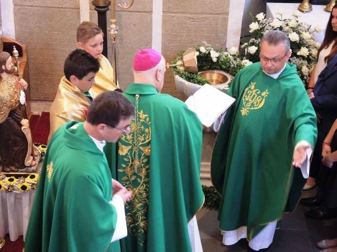 Pobłogosławienie nowej chrzcielnicy w Simoradzu