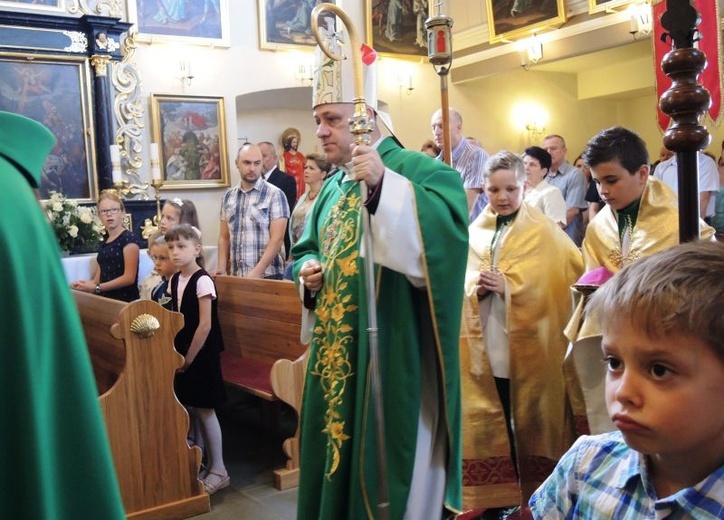 Pobłogosławienie nowej chrzcielnicy w Simoradzu