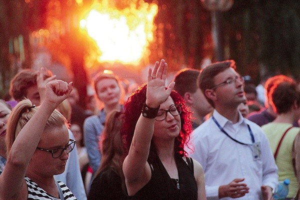 Zielonogórzanie chętnie przyłączyli się do uwielbienia z zespołem TGD.