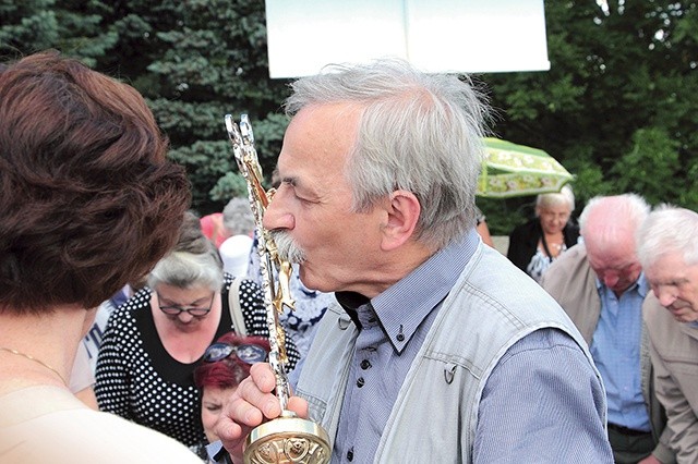 Dla parafian z Giżyc niesienie krzyża było wyjątkowym przeżyciem.