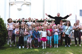 	Od najmłodszych do najstarszych wszyscy czekają na gości. 