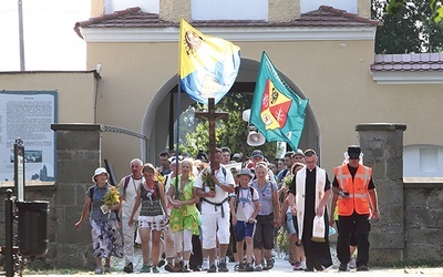 Przywrócona przed kilku laty możliwość pieszego wędrowania na odpust cieszy się zainteresowaniem wiernych.