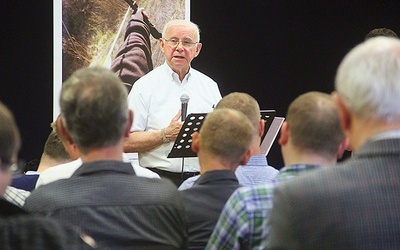 Donald Turbitt w ciągu trzech dni spotkał się pięć razy  na nauczaniu głoszonym do mężczyzn.