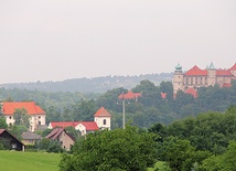 Zamek w Nowy Wiśniczu. W dole wczesnobarokowy kościół farny.