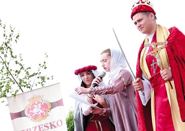 Młodzi z Bielczy we własnej rekonstrukcji strojów historycznych.