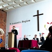 ▲	Z uczestnikami forum swoimi spostrzeżeniami odnośnie do  nowej ewangelizacji podzielili się: Anna Kolberg OV,  ks. Sławomir Małkowski i o. Maciej Ziębiec. 