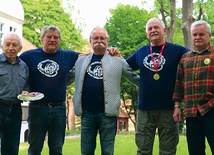 ▼ 	Od lewej stoją:  Benedykt Żyto, Zygmunt S. Tadrowski, Mirosław Pasewicz, Janusz Proniewicz, Janusz B. Rapkiewicz.