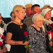 Dyrektor Aneta Oborny (druga z lewej) wśród laureatów.