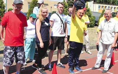 Jerzy Furga (z prawej) przyglądał się uważnie sportowym zmaganiom.