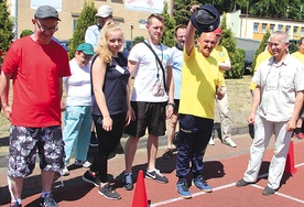 Jerzy Furga (z prawej) przyglądał się uważnie sportowym zmaganiom.