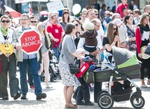 	– Musimy zmienić sposób mówienia o aborcji, by ludzie rozumieli, że to po prostu zabójstwo – mówił słuchaczom  o. Jacek Salij. Manifestacje pro life zmieniają podejście do życia.