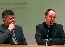 Ks. Bartłomiej Kuźnik  (z lewej) i ks. Janusz Wilk.