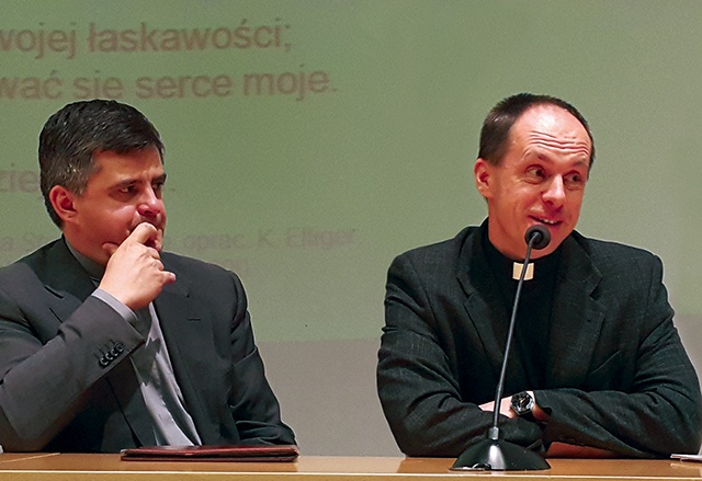 Ks. Bartłomiej Kuźnik  (z lewej) i ks. Janusz Wilk.