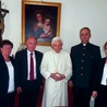 Rodzina Messererów i ks. Richard Simon z papieżem emerytem Benedyktem XVI po rodzinnym obiedzie. 