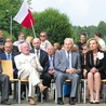 Byli więźniowie i przedstawiciele władz na obchodach rocznicy pierwszego transportu do Auschwitz. 