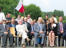 Byli więźniowie i przedstawiciele władz na obchodach rocznicy pierwszego transportu do Auschwitz. 