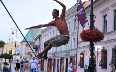 Największe emocje co roku wzbudzają pokazy slacklinerów