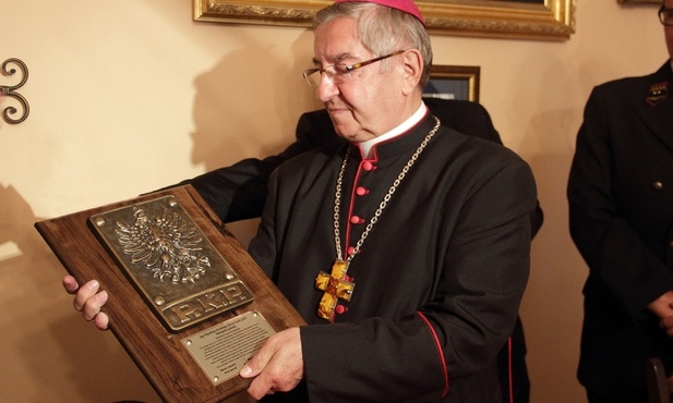 Pamiątkowy orzeł przekazany arcybiskupowi przez prezesa zarządu PKP SKM w Trójmieście 
