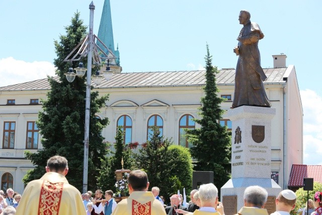 Pomnik stanął w centrum wilamowickiego rynku, przed pierwszą Ochronką św. Anny