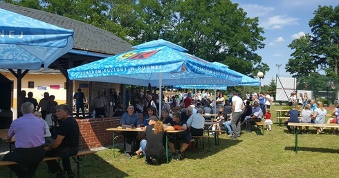 Zabawa w cieniu kościoła