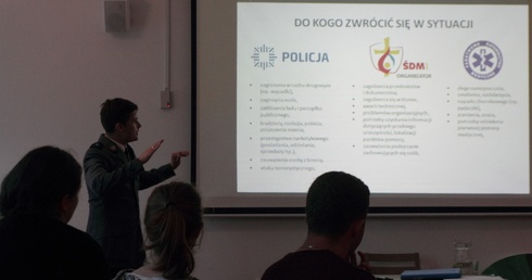 Policjant instruował wolontariuszy