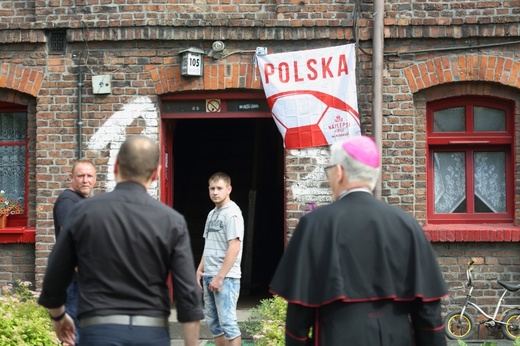 Abp Wiktor Skworc na osiedlu Kaufhaus