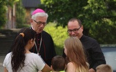 Abp Wiktor Skworc na osiedlu Kaufhaus