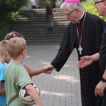 Abp Wiktor Skworc na osiedlu Kaufhaus