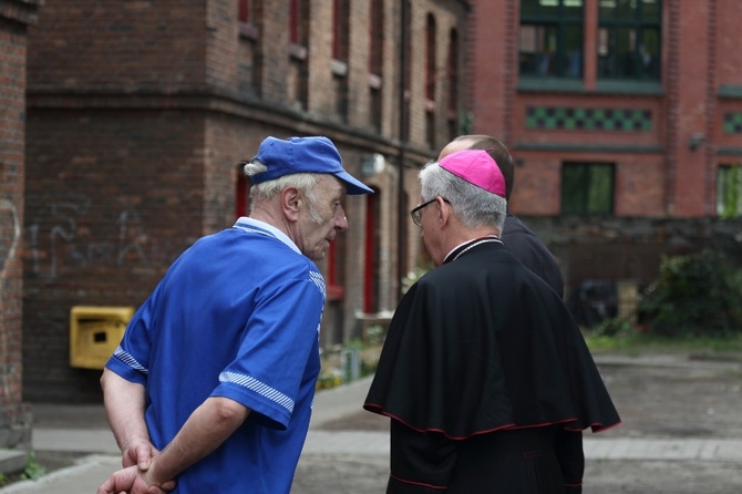 Abp Wiktor Skworc na osiedlu Kaufhaus